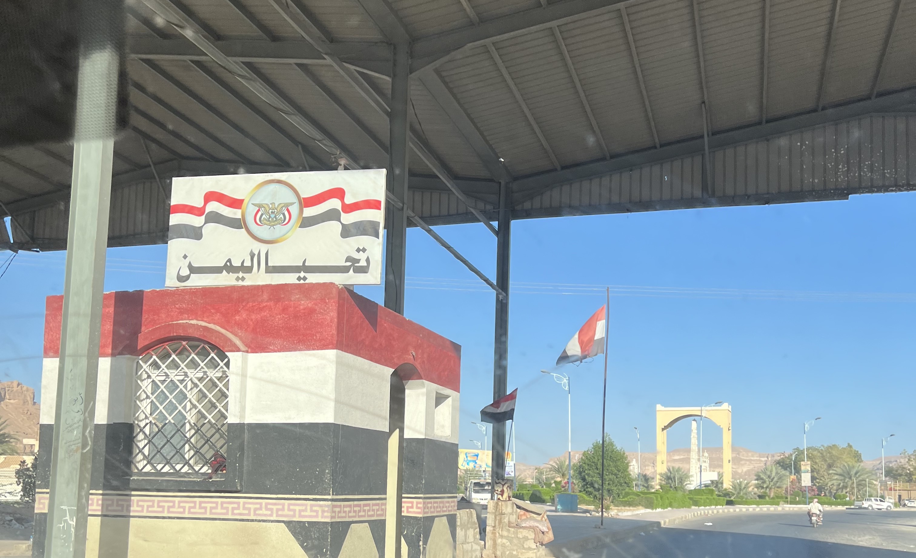 Security checkpoint in the city of Seiyun. Photo courtesy of the author.