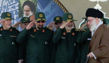 Iranian Guard troops salute 