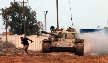 Soldiers from the Libyan National Army, led by General Hifter, advance towards the area of Qanfudah, south of Benghazi, on November 30, 2016, after they retook the area from jihadist fighters.