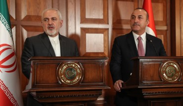 Turkish Foreign Minister Mevlut Cavusoglu (R) and Iranian Foreign Minister Mohammad Javad Zarif (L) give a press conference in Ankara, Turkey, on April 17, 2019.