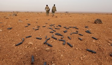 Syrian rebel fighters battle government forces near the village of Arafa in the central Hama province, on November 20, 2017. 