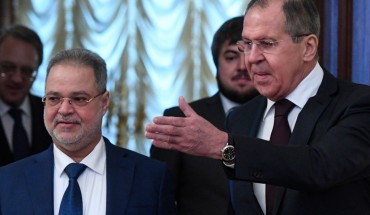 Russian Foreign Minister Sergei Lavrov (R) shows the way to his Yemeni counterpart Abdel Malek al-Mekhlafi during a meeting in Moscow on January 22, 2018.