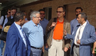 Retired Dutch General Patrick Cammaert (C), who is leading a joint committee, which includes both government and rebel representatives, tasked with overseeing a truce in the Red Sea port city and the withdrawal of both parties, speaks with an official in the port city of Hodeidah on January 13, 2019. - Yemeni rebels on January 13, 2019, boycotted a meeting chaired by the head of a UN-led ceasefire monitoring team in the flashpoint city of Hodeida, accusing him of pursuing "other agendas". (Photo by - / AFP)