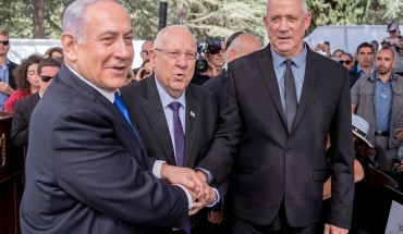 Israeli Prime Minister Benjamin Netanyahu (L), President Reuven Rivlin (C) and Benny Gantz, leader of Blue and White party, attend a memorial ceremony for late Israeli president Shimon Peres, at Mount Herzl in Jerusalem on September 19, 2019. 