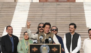 Pakistan's Prime Minister, Imran Khan (Front) addresses the gathering as they take part in an human chain in solidarity with Indian Kashmiri Muslims, in Islamabad on October 11, 2019.