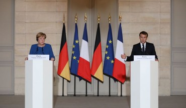 French President Emmanuel Macron (R) and German Chancellor Angela Merkel give a press conference at the Elysee Palace in Paris on October 13, 2019 as they meet for a working dinner ahead of the EU summit. 