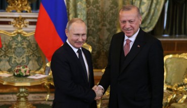  Russian President Vladimir Putin (L) greets Turkish President Recep Tayyip Erdogan (R) during their bilateral talks at the Grand Kremlin Palace on April 8, 2019 in Moscow, Russia.