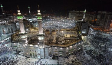  Muslim pilgrims gather at the Grand Mosque in Saudi Arabia's holy city of Mecca on August 7, 2019, prior to the start of the annual Hajj pilgrimage in the holy city. 