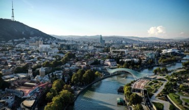 This aerial photograph taken on September 22, 2018, shows The River Kura (Mtkvari) in the Georgian capital Tbilisi. 