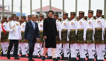 Pakistan's Prime Minister Imran Khan (C) is accompanied by his Malaysian counterpart Mahathir Mohamad (L) as he reviews a guard of honour during a welcoming ceremony at the prime minister's office in Putrajaya on November 21, 2018. (Photo by Mohd RASFAN / AFP) (Photo credit should read MOHD RASFAN/AFP via Getty Images)