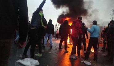 Iranian protesters gather around a fire during a demonstration against an increase in gasoline prices in the capital Tehran, on November 16, 2019. - One person was killed and others injured in protests across Iran, hours after a surprise decision to increase petrol prices by 50 percent for the first 60 litres and 300 percent for anything above that each month, and impose rationing. Authorities said the move was aimed at helping needy citizens, and expected to generate 300 trillion rials ($2.55 billion) per 