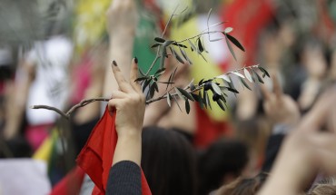 A Lebanese-Kurd holds an olive branch as they take part in a demonstration in front of the US embassy in Aaoukar, north of Beirut, against the ongoing Turkish offensive in the Syrian-Kurdish enclave of Afrin on February 5, 2018. / AFP PHOTO / JOSEPH EID (Photo credit should read JOSEPH EID/AFP via Getty Images)