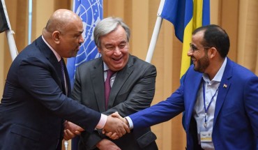 Yemen's foreign minister Khaled al-Yamani (L) and the head orebel negotiator Mohammed Abdelsalam (R) shake hands under the eyes of United Nations Secretary General Antonio Guterres (C), during peace consultations taking place at Johannesberg Castle in Rimbo, north of Stockholm, Sweden, on December 13, 2018.