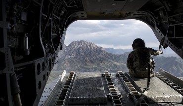 A US soldier looks at a mountain range in Afghanistan's Logar Province from a US Chinook helicopter on May 28, 2014. 