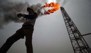 An employee walks at the Hammar Mushrif new Degassing Station Facilities site inside the Zubair oil and gas field, north of the southern Iraqi province of Basra on May 9, 2018. (Photo by HAIDAR MOHAMMED ALI / AFP) (Photo credit should read HAIDAR MOHAMMED ALI/AFP via Getty Images)