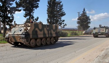 Turkish-backed Syrian opposition forces deploy on the eastern neighbourhood of Saraqeb, east of Idlib in northeastern Syria, on March 2, 2020. 