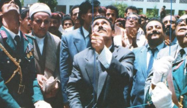 Yemeni President Ali Abdullah Saleh raises the flag on May 22, 1990 to mark the unification of the North and South (Source: Wikimedia Commons).