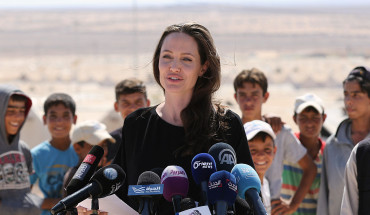 US actress and UNHCR special envoy Angelina Jolie talks during a visit to a Syrian refugee camp in Azraq in northern Jordan, on September 9, 2016. / AFP / Khalil MAZRAAWI