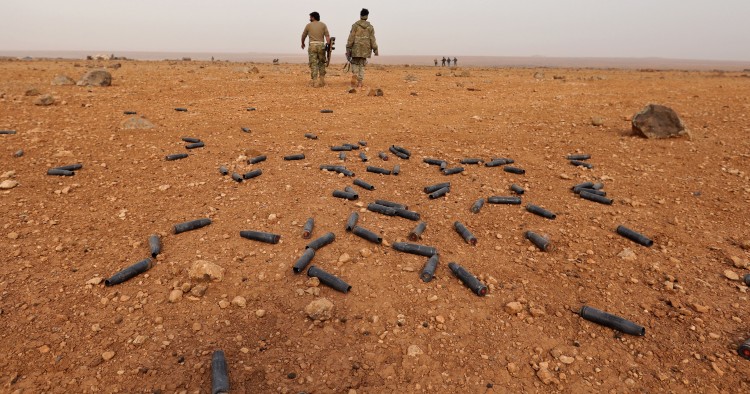 Syrian rebel fighters battle government forces near the village of Arafa in the central Hama province, on November 20, 2017. 