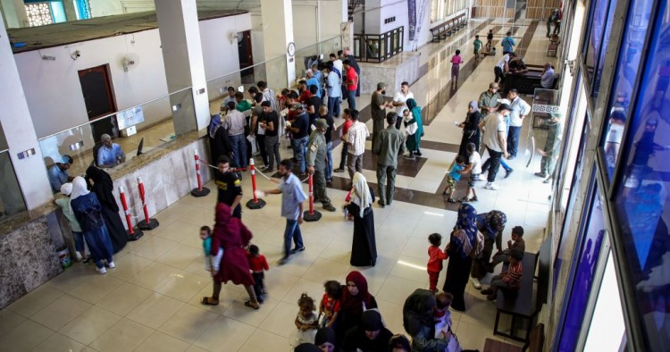 Syrian refugees who were suddenly deported from Turkey queue up to register with officials at the Bab al-Hawa crossing between Turkey and Syria's northwestern Idlib province on July 27, 2019. - More than 4,400 Syrians have been sent back via Bab al-Hawa so far in July 2019 -- against 4,300 in total in June, according to the crossing's spokesman. Since it started in 2011, the Syrian conflict left millions displaced at home and abroad, with some 3.5 million living in Turkey alone, according to the UN. (Photo 