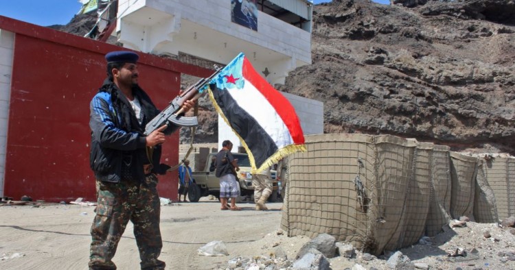 Fighters from the separatist Southern Transitional Council take control of a pro-government checkpoint in Khormaksar, north of Aden, on January 30, 2018. Separatists in war-ravaged Yemen have surrounded the presidential palace in the government's de facto capital Aden, moving closer Tuesday to taking full control of the southern city. 