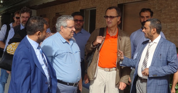 Retired Dutch General Patrick Cammaert (C), who is leading a joint committee, which includes both government and rebel representatives, tasked with overseeing a truce in the Red Sea port city and the withdrawal of both parties, speaks with an official in the port city of Hodeidah on January 13, 2019. - Yemeni rebels on January 13, 2019, boycotted a meeting chaired by the head of a UN-led ceasefire monitoring team in the flashpoint city of Hodeida, accusing him of pursuing "other agendas". (Photo by - / AFP)
