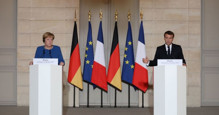 French President Emmanuel Macron (R) and German Chancellor Angela Merkel give a press conference at the Elysee Palace in Paris on October 13, 2019 as they meet for a working dinner ahead of the EU summit. 