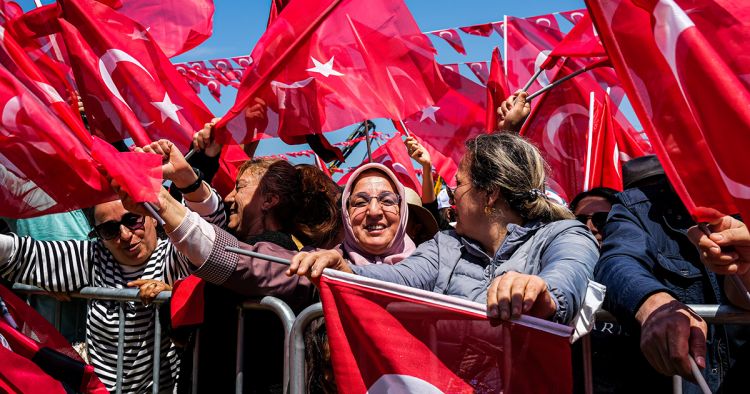 An image of the Syrian and Turkish flags