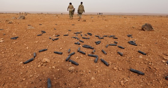 Syrian rebel fighters battle government forces near the village of Arafa in the central Hama province, on November 20, 2017.