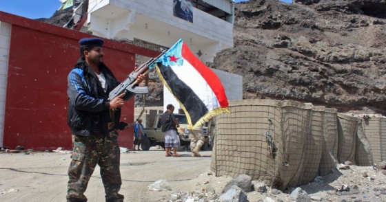 Fighters from the separatist Southern Transitional Council take control of a pro-government checkpoint in Khormaksar, north of Aden, on January 30, 2018. Separatists in war-ravaged Yemen have surrounded the presidential palace in the government's de facto capital Aden, moving closer Tuesday to taking full control of the southern city.