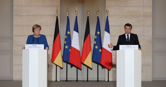 French President Emmanuel Macron (R) and German Chancellor Angela Merkel give a press conference at the Elysee Palace in Paris on October 13, 2019 as they meet for a working dinner ahead of the EU summit.