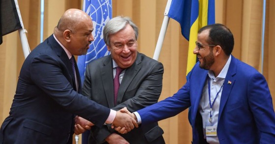 Yemen's foreign minister Khaled al-Yamani (L) and the head orebel negotiator Mohammed Abdelsalam (R) shake hands under the eyes of United Nations Secretary General Antonio Guterres (C), during peace consultations taking place at Johannesberg Castle in Rimbo, north of Stockholm, Sweden, on December 13, 2018.
