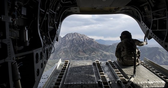A US soldier looks at a mountain range in Afghanistan's Logar Province from a US Chinook helicopter on May 28, 2014.